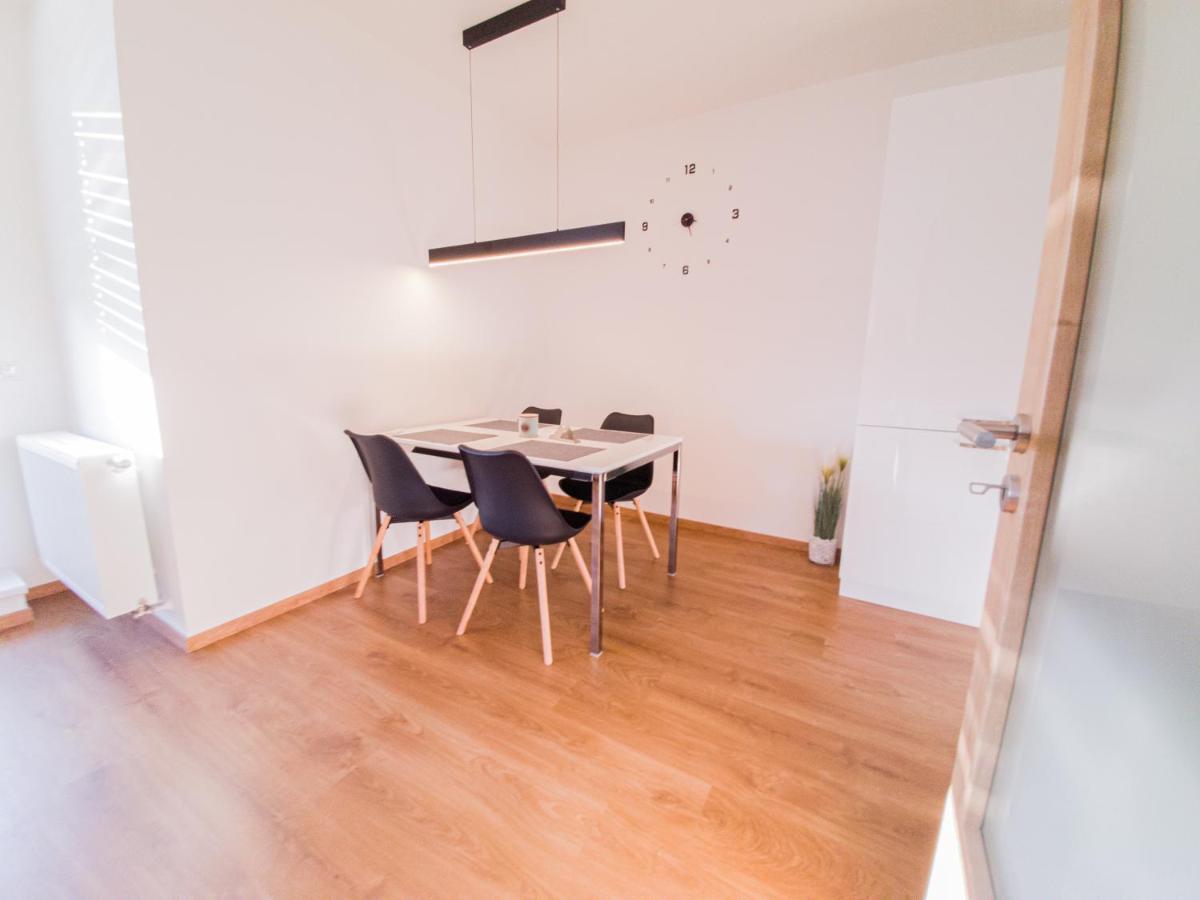Modern Flat With Large Terrace Lejlighed Hradec Králové Eksteriør billede