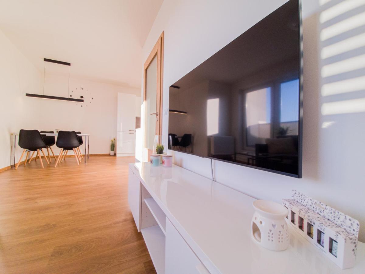 Modern Flat With Large Terrace Lejlighed Hradec Králové Eksteriør billede